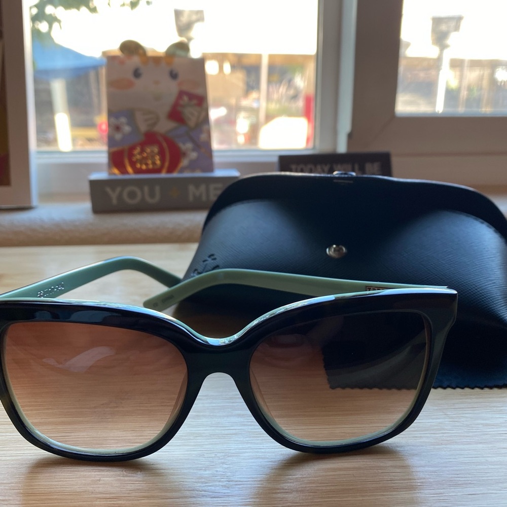 Tres Noir women’s sunglasses